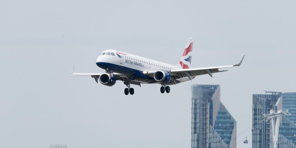 egy British Airways repülő egy város felett