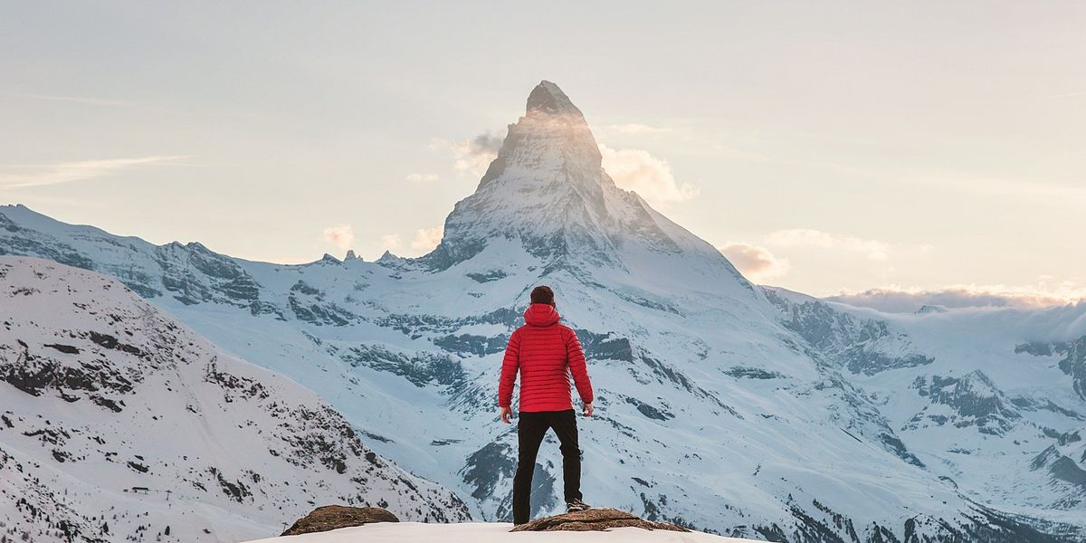 egy hegymászó férfi Svájcban