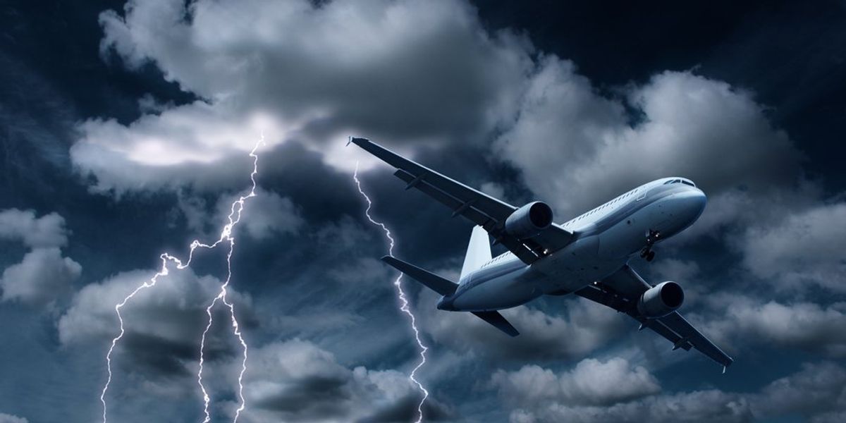 egy repülőgép repül a viharban