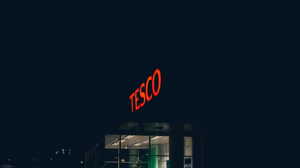 egy Tesco szupermarket \u00e9jszaka