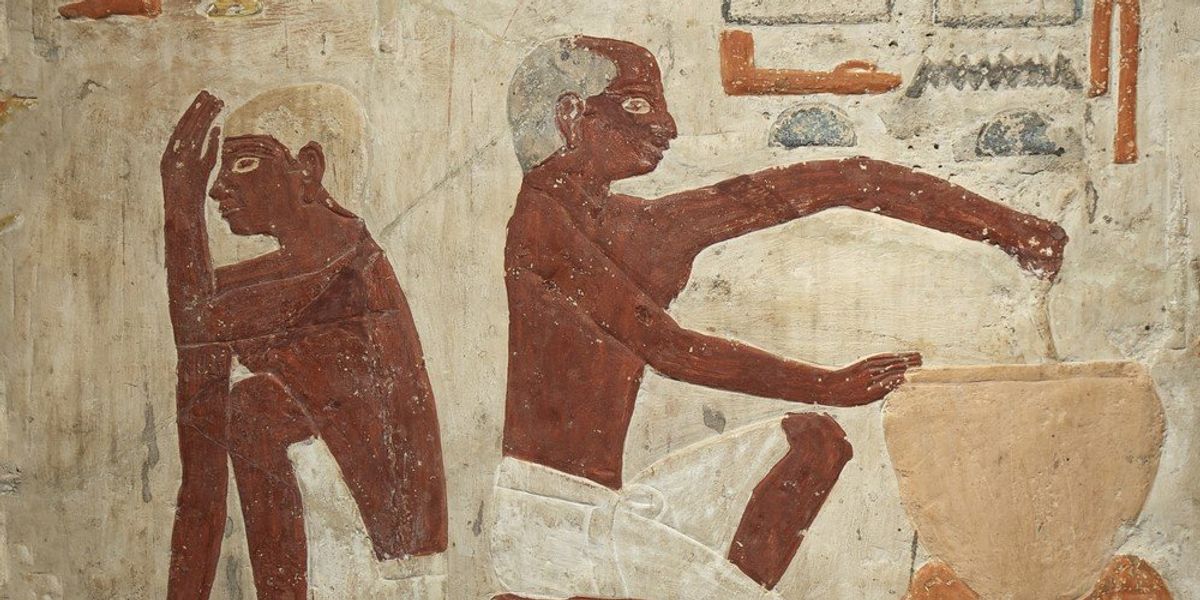 Falfestmény egy ókori egyiptomi emberről, aki kenyérkészítéshez szükséges tésztát készít (I. e. 2500-2350)