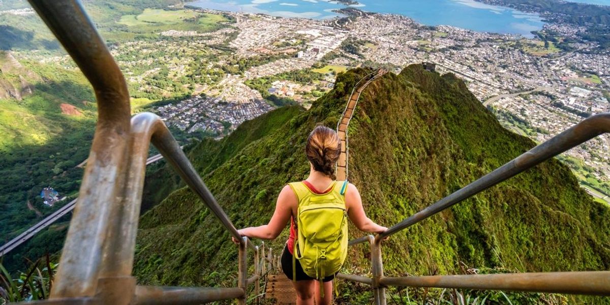 Hawaii lépcsőin sétáló nő