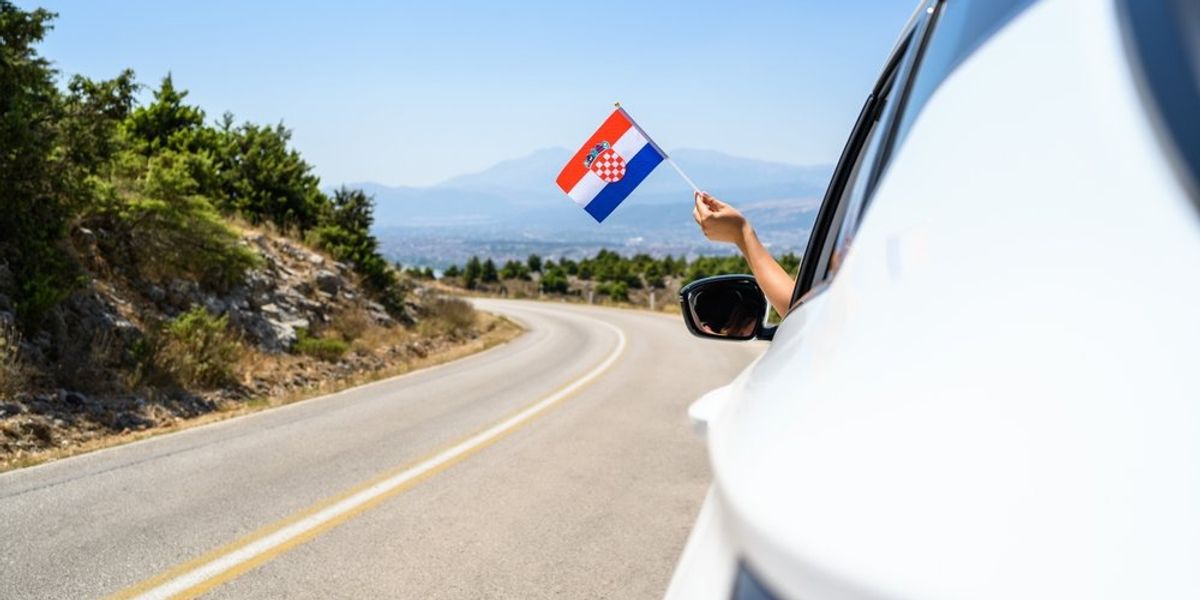 horvát zászló az autó ablakában