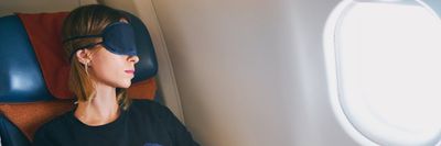 nő alszik a repülőn