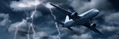 egy repülőgép repül a viharban