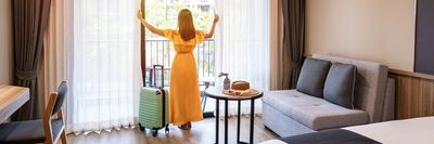 egy utazó hölgy egy hotelszobában