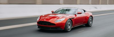 egy bordó Aston Martin