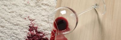 kiborult vörösbor egy szőnyegen
