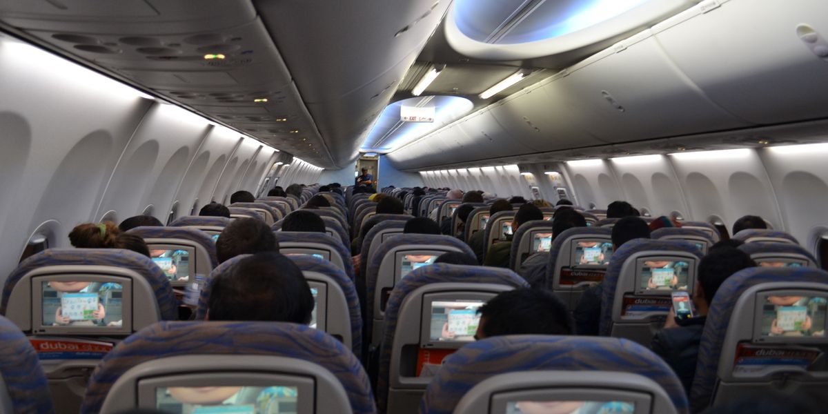 5 dolog, amit ne fogjunk meg a repülőn fertőtlenítés nélkül