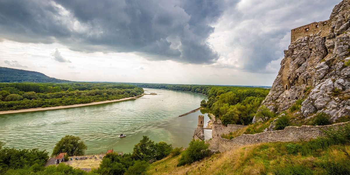 Csodák mellett kanyargó Duna