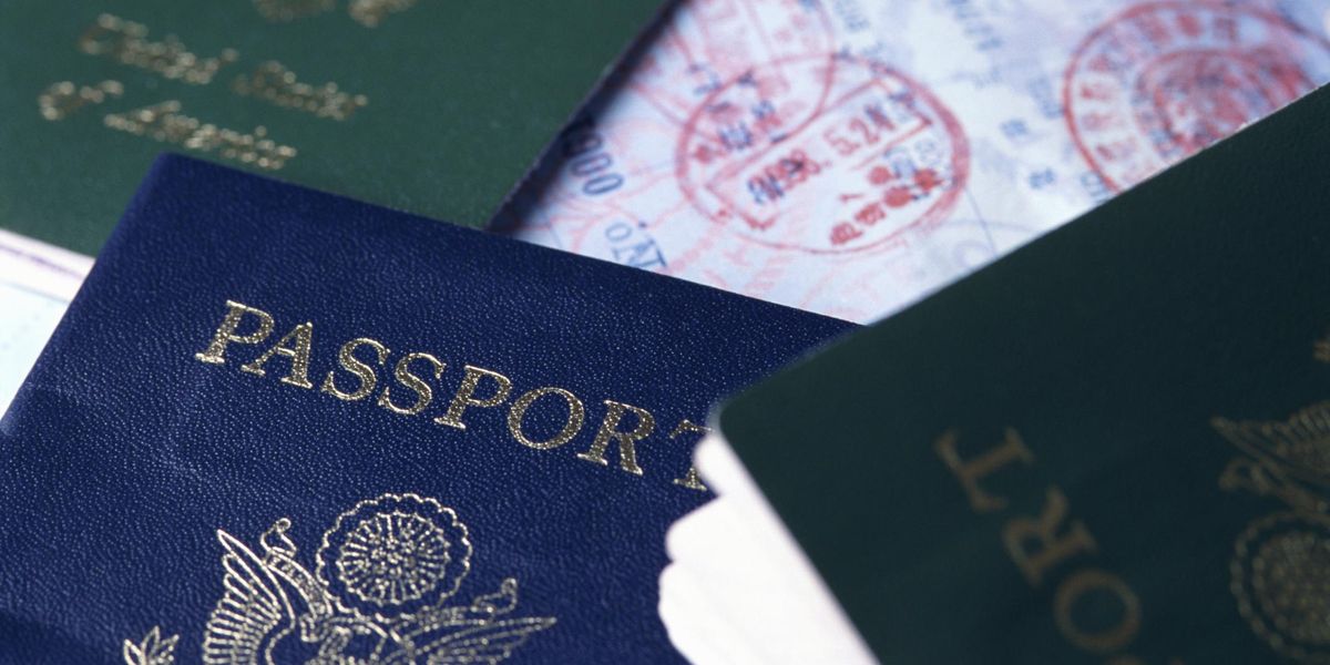 Miért kék, zöld vagy rózsaszín egy útlevél?