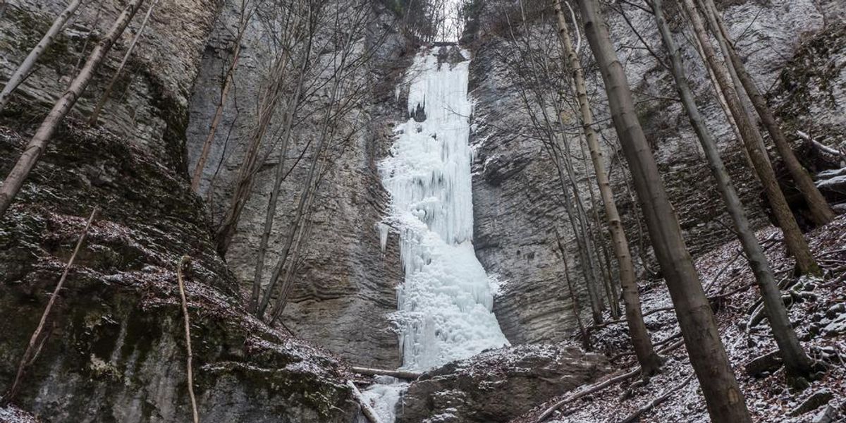 Podmanivé čaro zimných vodopádov