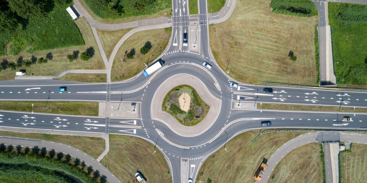 Sú kruhové objazdy lepšie než semafory?