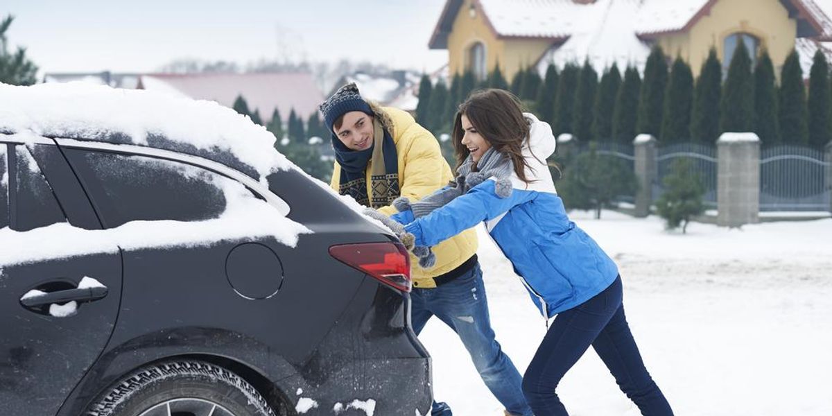 Päť tipov, ako vyslobodiť auto zapadnuté v snehu
