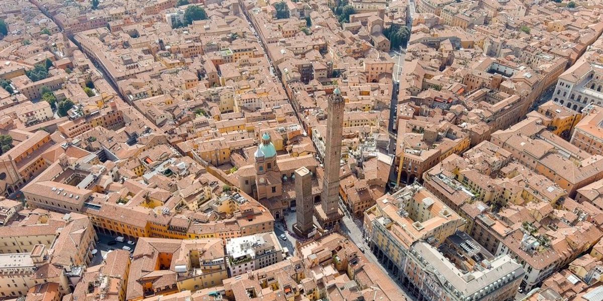 Aj v Bologni je šikmá veža, už je takmer ako tá v Pise