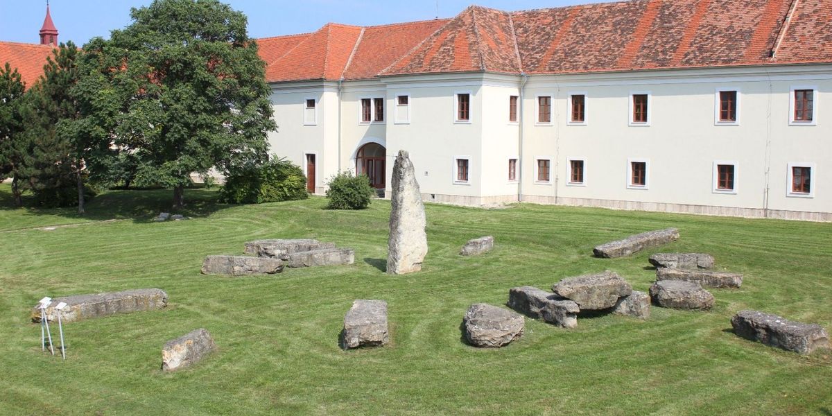 Mini szlovák Stonehenge: Holicsi megalitok