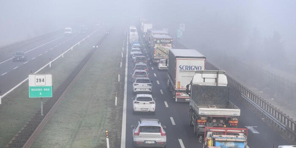 Zradné hmly na cestách: reťazová nehoda cez 100 vozidiel v Taliansku