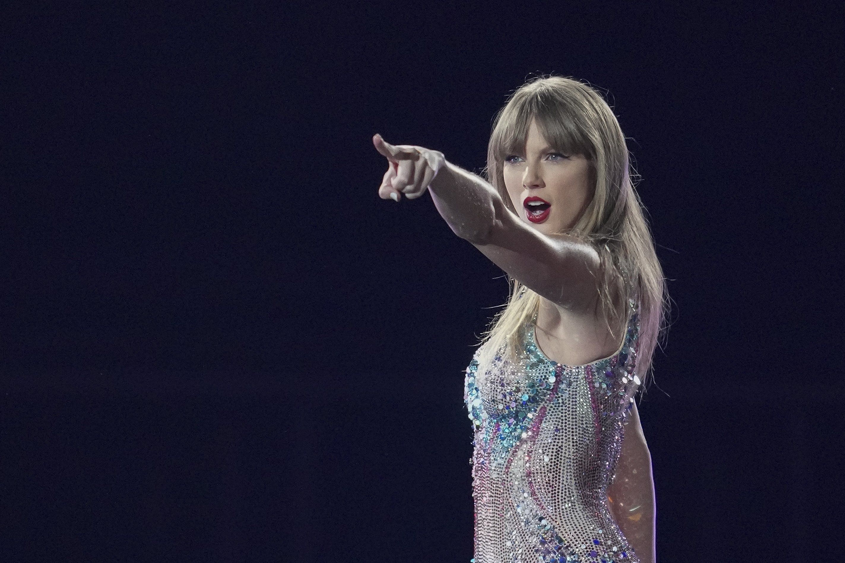Taylor Swift az Eras Tour tokiói állomáson a Tokyo Dome-ban 2024. február 7-én
