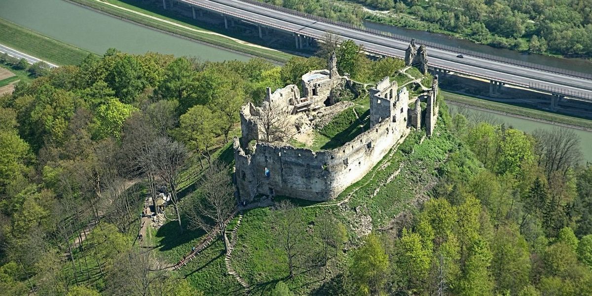 Majestátny strážca na brehu rieky - Považský hrad