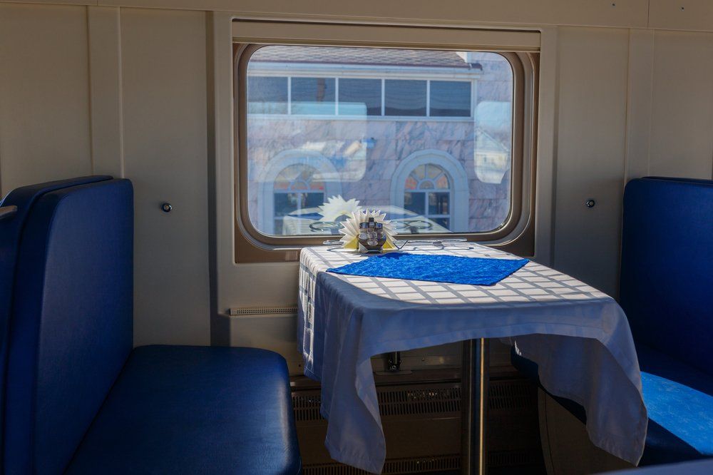 Vonat étkezőkocsija, asztal, ülések