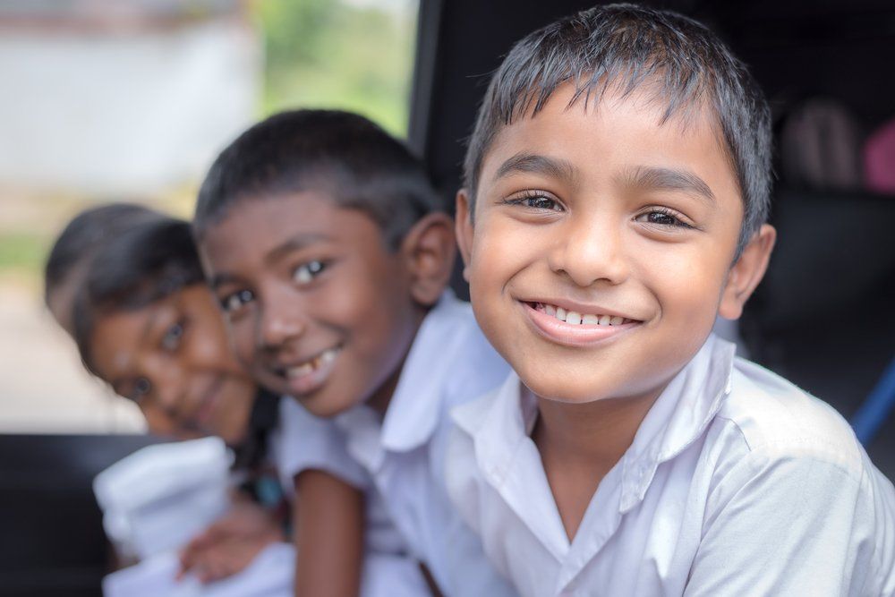 Kamerába mosolygó gyerekek Kandyban, Srí Lankán, 2016. március 17-én 