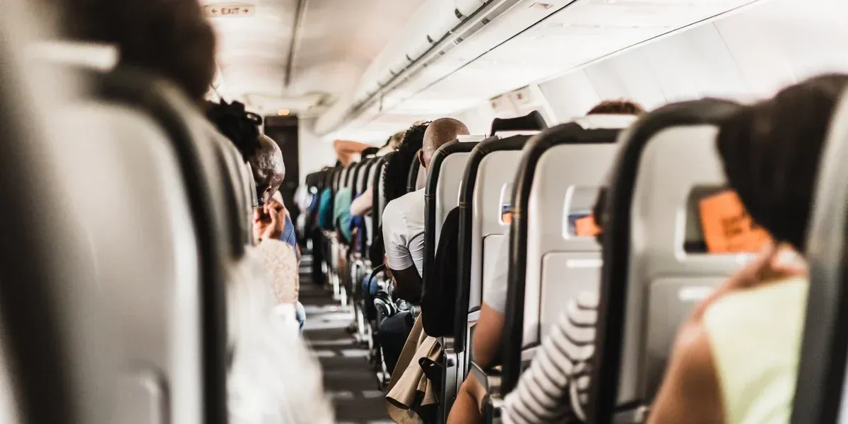 So sklopenými sedadlami v lietadlách sa môžete rozlúčiť
