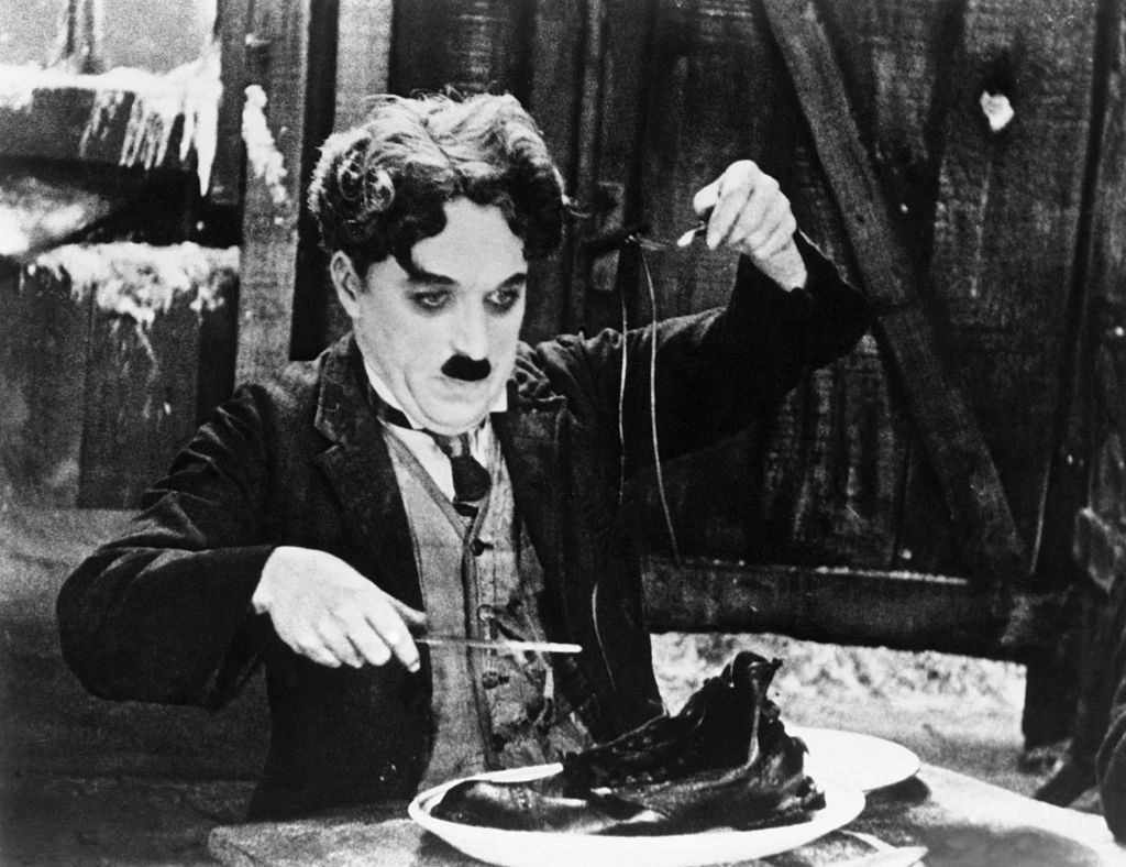 Charlie Chaplin az Aranyláz című 1925-ös film egyik jelenetében