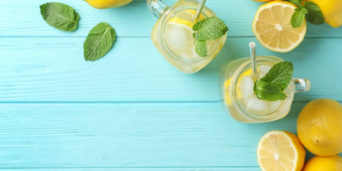 limonádék egy asztalon