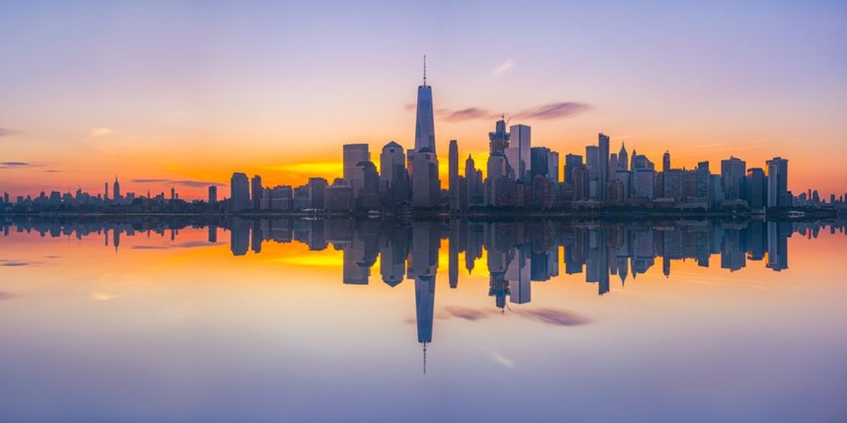 new york tükröződő képe naplementekor