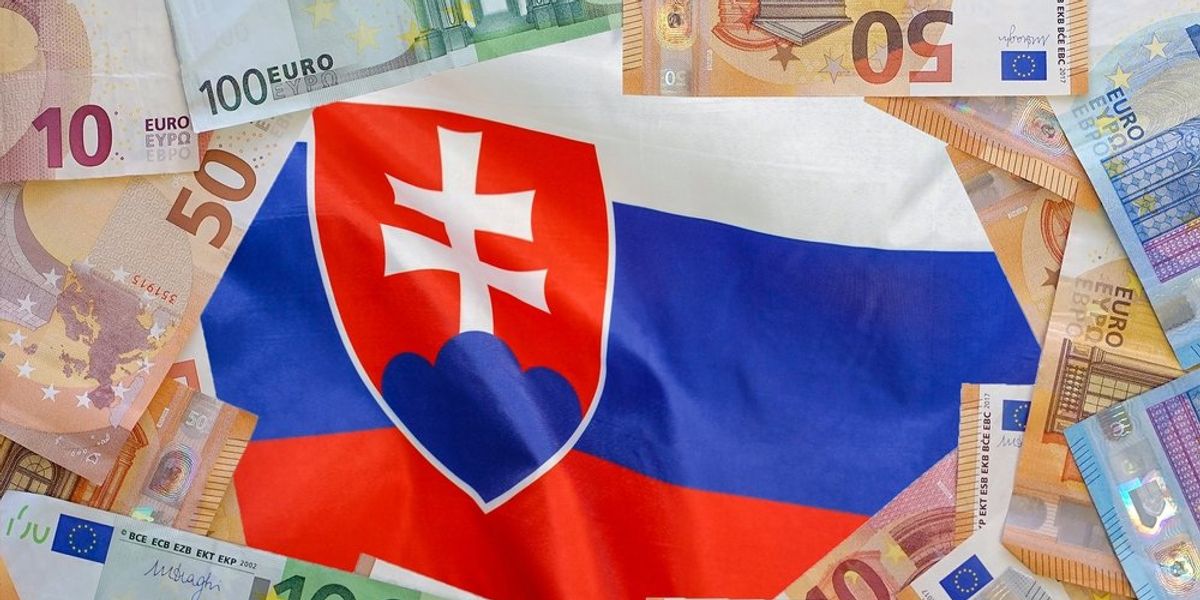 Szlovákia zászlaja euró bankjegyekkel