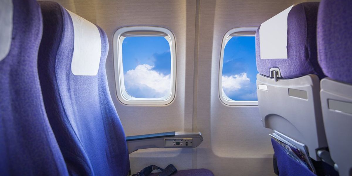 üres ülőhelyek egy repülőn