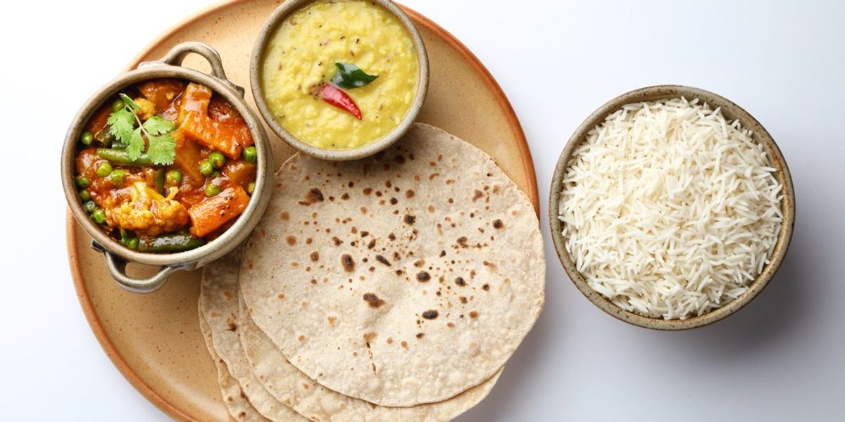 vegetáriánus indiai ételek, karfiol curry, chapati és rizs