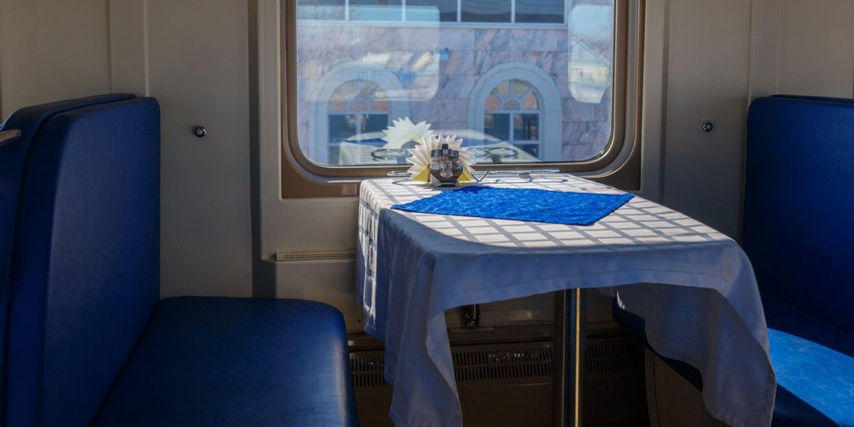 Vonat étkezőkocsija, asztal, ülések