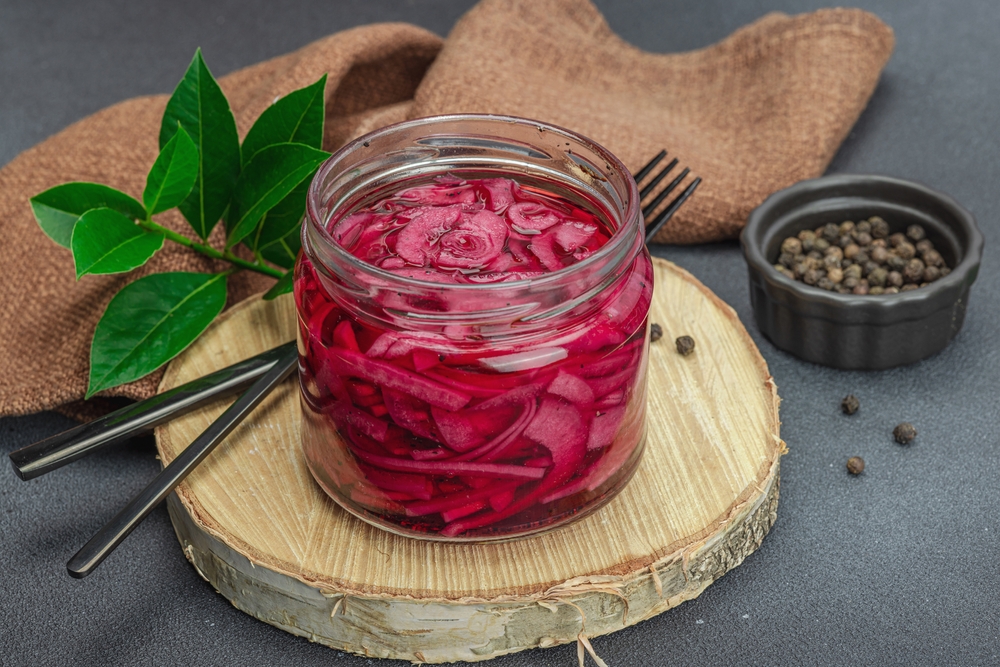 Az 5 perces savanyúság, amit mindenki imádni fog: így készül az ecetes lilahagyma