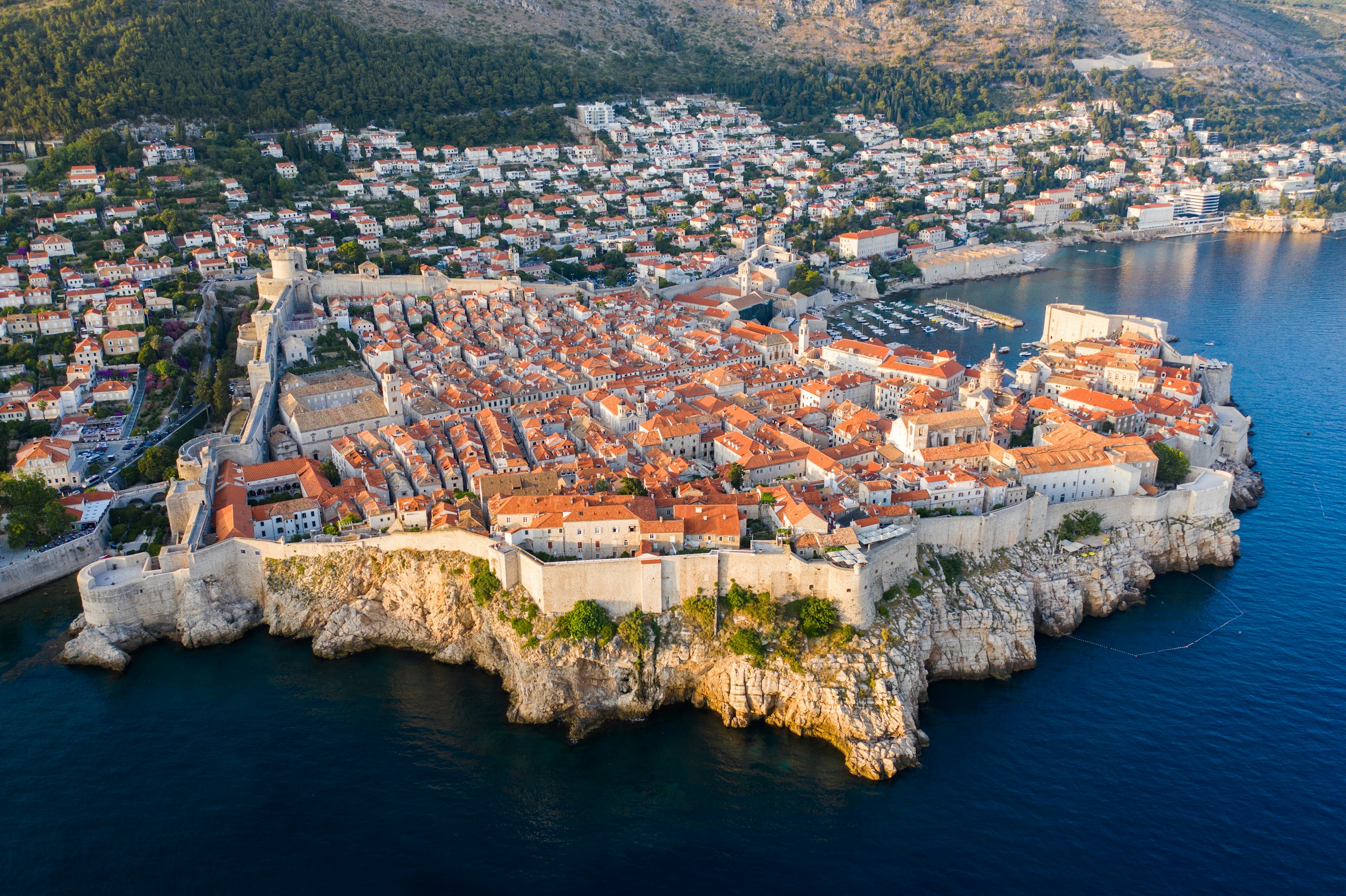 Turisták segítségével védi meg kulturális örökségét Dubrovnik