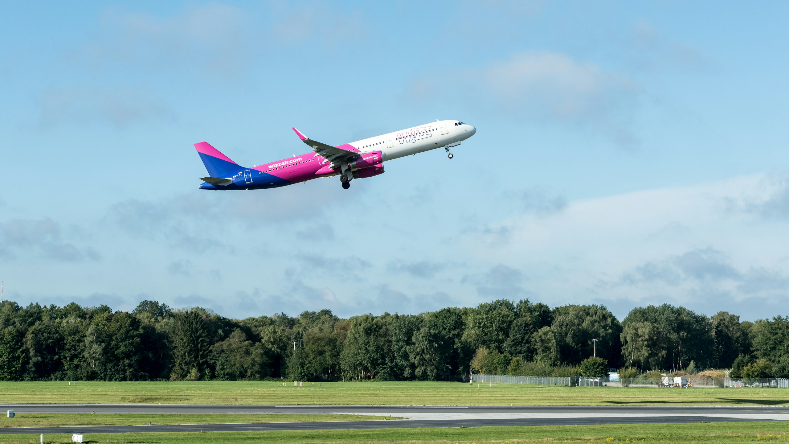 Ekkora fizetést vihetnek haza a Wizz Air pilótái 2025-ben