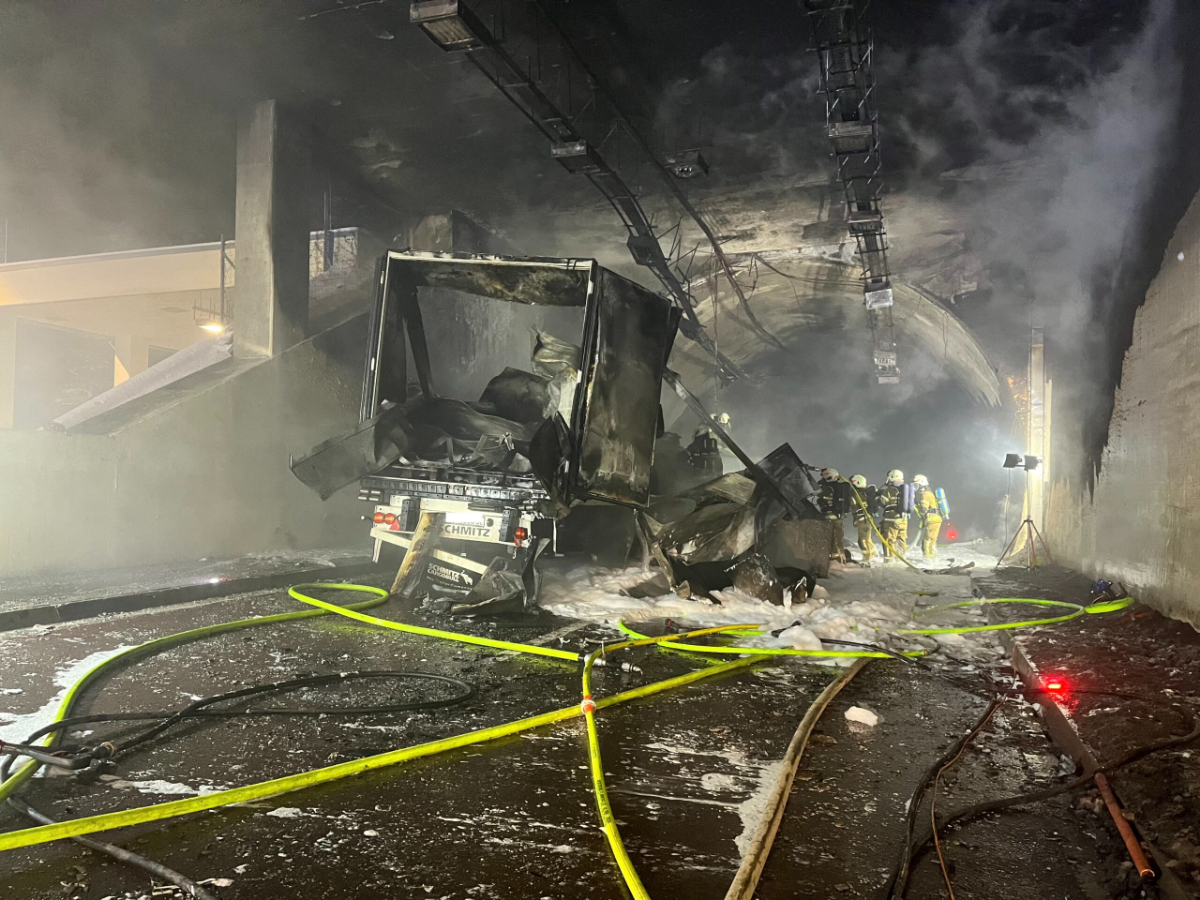 V tuneli zhorel kamión, jedna z kľúčových dopravných tepien je zatvorená