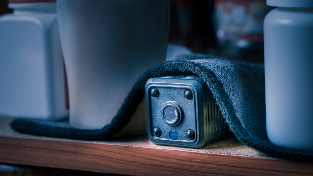 Skryté kamery v ubytovaní? Takto ich podľa experta odhalíte