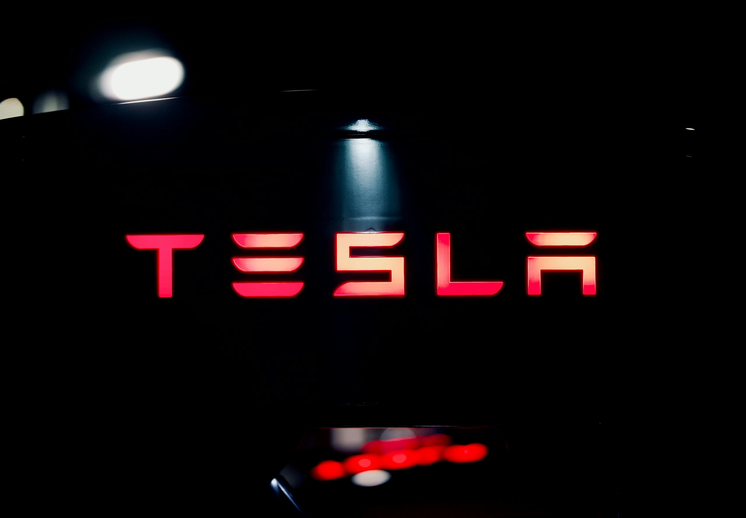 Beszüntetik két Tesla-modell gyártását is