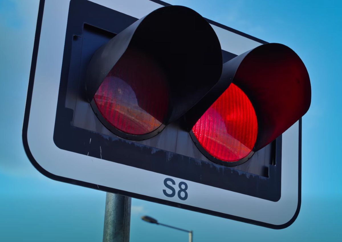 Do tunela ako na priecestie. Červená znamená stop, nie „ešte to stihnem“