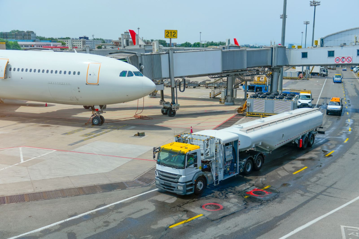 Európe dochádza letecké palivo. Má kerozín na 6 týždňov a hrozí, že v máji zostanú lietadlá na  zemi