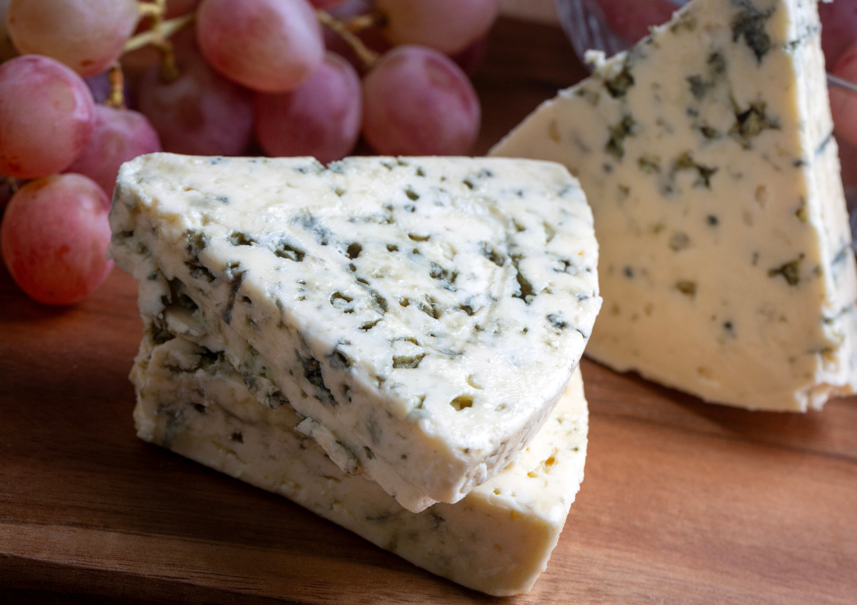 Páchne, je plesnivý, a predsa je svetoznámy: prečo sa roquefort dostal na zoznam zakázaných potravín?