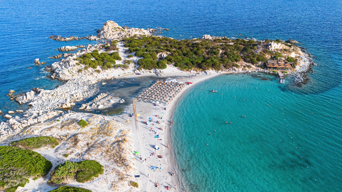 Ezért szigorítják Szardínia egyik legszebb strandján a napernyők használatát