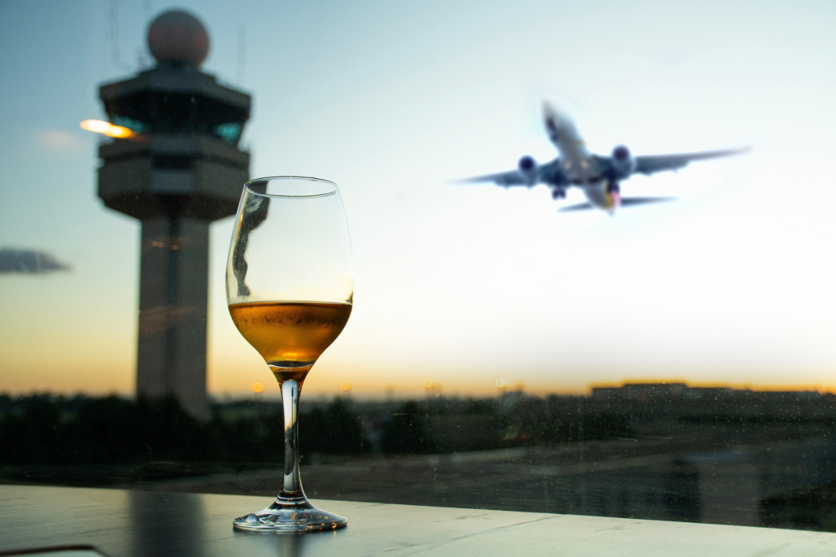 Alkohol na letiskách pod drobnohľadom: dôvodom sú opití pasažieri