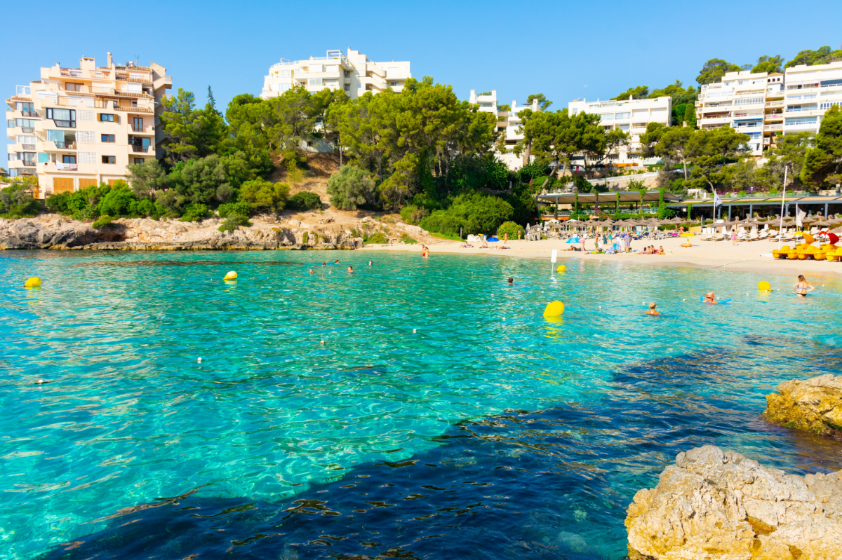 Harapdálják a halak a strandolókat Mallorcán