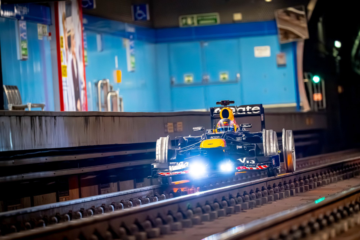 Pred prvou Veľkou cenou Španielska poslal Red Bull monopost Formule 1 na koľajnice madridského metra (video)