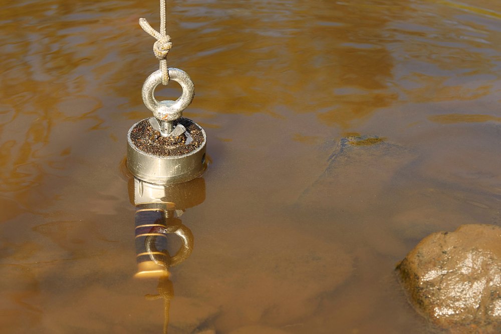 ​"Magnetická rybačka", sa oplatila, vylovili trezor s obrovskou hotovosťou