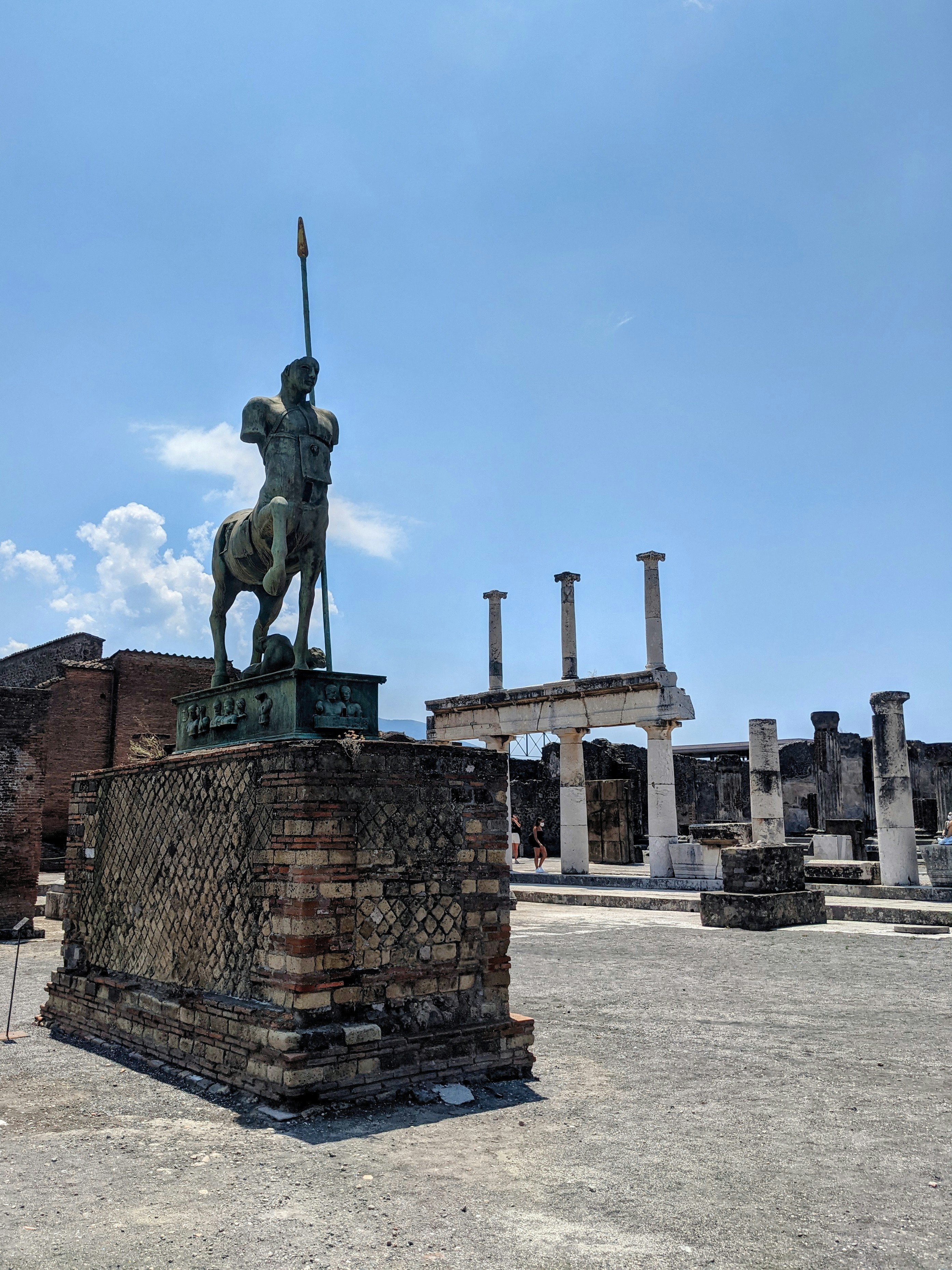 Turisták ókori tárgyakat lopnak Pompeiből, majd átokra hivatkozva visszaviszik őket