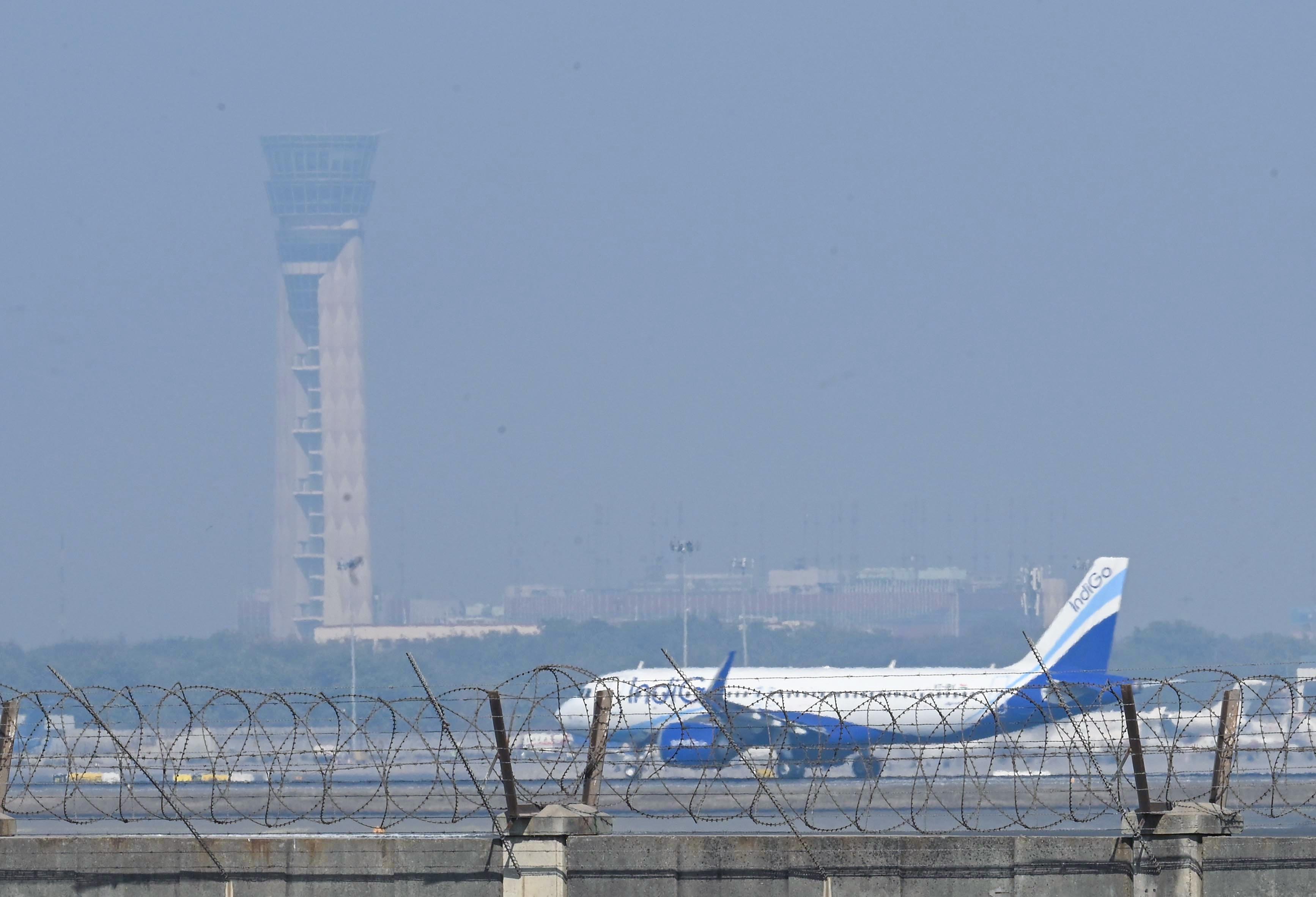 A sűrű köd miatt 12 órán át a repülőgépen ragadtak az utasok Delhiben