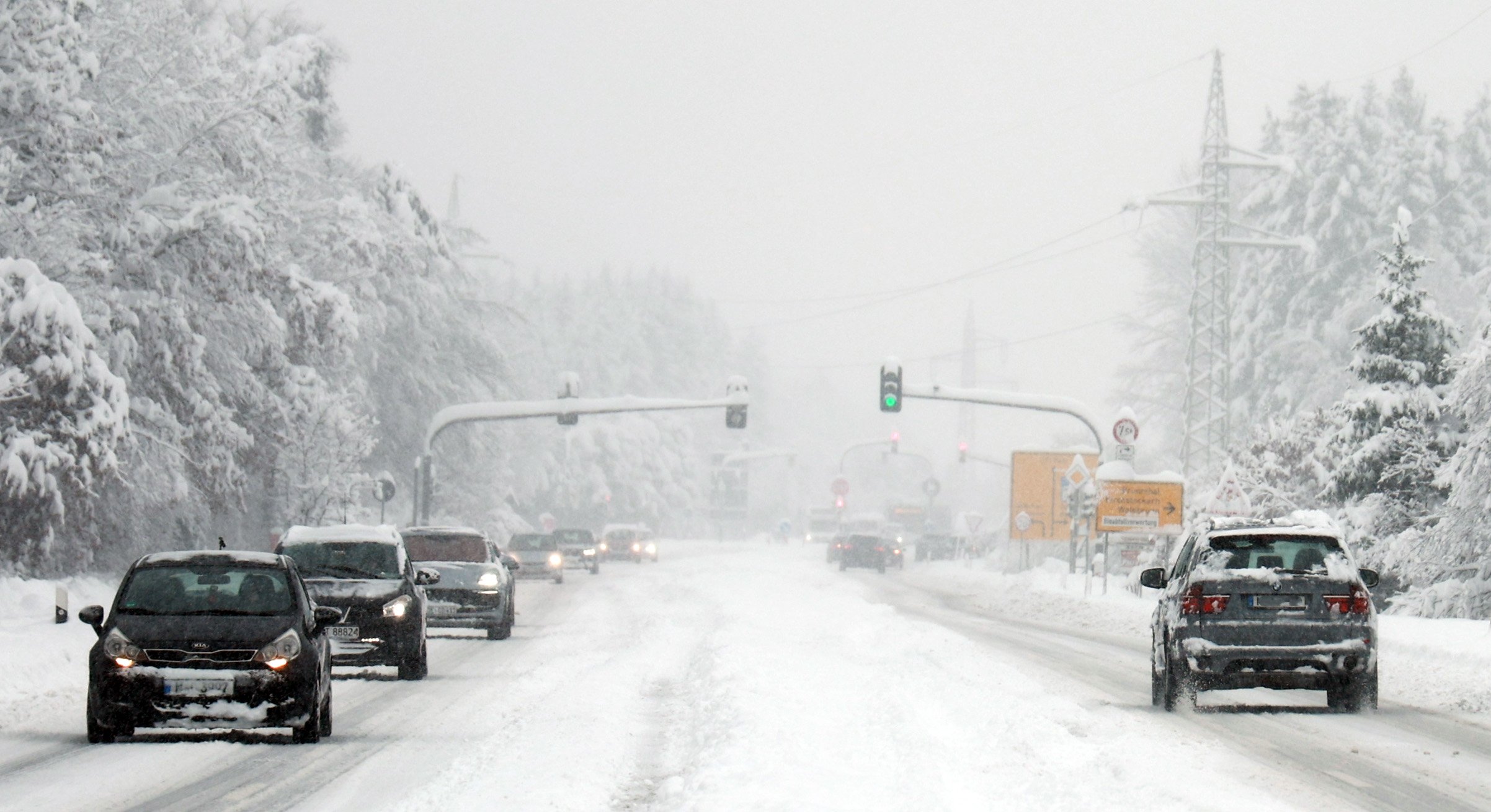 Európa szerte havazik: ezekre érdemes figyelni, ha most indulunk útnak